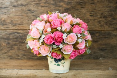 Plastik çiçekler vintage resim stili, ev iç ekipmanları, ahşap arka plan sette çiçek ahşap arka plan ile. El yapımı.