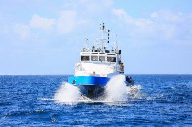 Tekne transferi kargo petrol ve doğal gaz sektörüne ve hareketli tekne platformu, tekne bekleyen transfer kargo ve ekipleri arasında tekne ile petrol ve doğal gaz platform yük kaynağı.