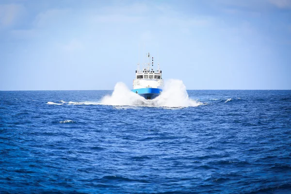 Suministro de carga de transferencia de barco a la industria del petróleo y gas y el transporte de carga desde el barco a la plataforma, barco de espera de transferencia de carga y tripulaciones entre la plataforma de petróleo y gas con el barco . —  Fotos de Stock