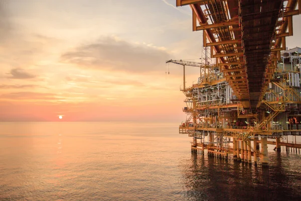 生产石油和天然气、 石油和天然气工业和辛勤工作的海上施工平台、 生产平台和操作过程的手动和自动功能. — 图库照片