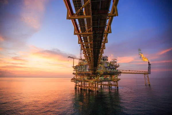 Plataforma de construcción offshore para la producción de petróleo y gas, industria del petróleo y gas y trabajo duro, plataforma de producción y proceso de operación por función manual y automática . — Foto de Stock