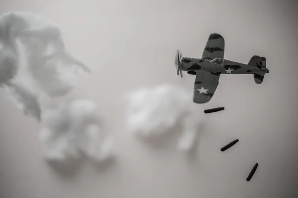 Bombardeio da Força Aérea na cidade do inimigo na guerra mundial, bomba atômica solta do avião para matar inimigo das forças aliadas . — Fotografia de Stock