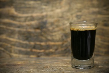 taze kahve çekirdekleri ve izole üzerinde beyaz arka plan, Pazar, sağlıklı içecek ve uluslararası içki taze malzeme kadar yakın.