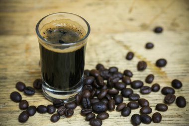 taze kahve çekirdekleri ve izole üzerinde beyaz arka plan, Pazar, sağlıklı içecek ve uluslararası içki taze malzeme kadar yakın.