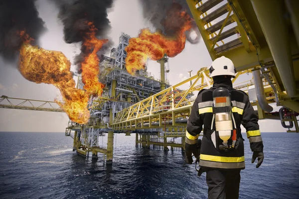 Petrol ve gaz endüstrisi, iş, avcı ateşi ile yangın elbisesi ve koru itfaiyeci, güvenlik ekibi için takım başarılı itfaiyeci itfaiyeci zaman durumda ateş.