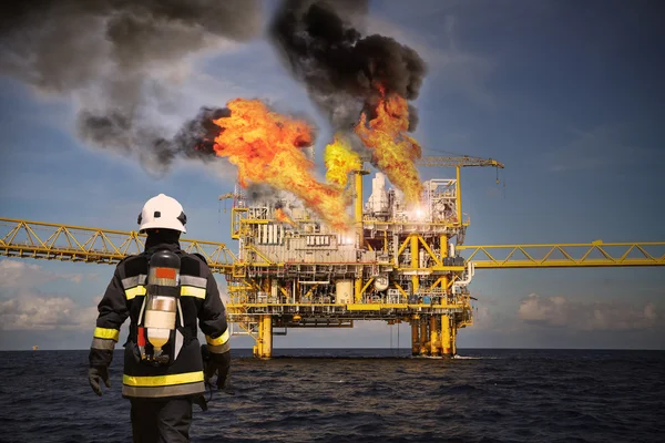 Petrol ve gaz endüstrisi, iş, avcı ateşi ile yangın elbisesi ve koru itfaiyeci, güvenlik ekibi için takım başarılı itfaiyeci itfaiyeci zaman durumda ateş.
