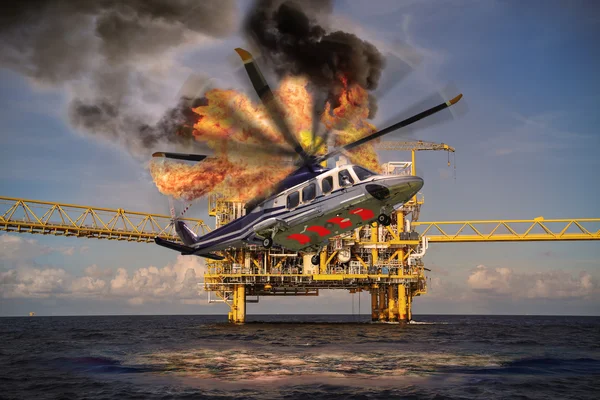 Helikopter kraschar i havet inom offshore olja och rigg industri, Nordsjön läge i offshore-industrin, räddning av olyckan i havet — Stockfoto