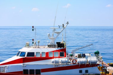 Tekne transferi kargo petrol ve doğal gaz sektörüne ve hareketli tekne platformu, tekne bekleyen transfer kargo ve ekipleri arasında tekne ile petrol ve doğal gaz platform yük kaynağı