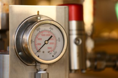 Monitör durumu için petrol ve gaz üretim süreci, sanayi iş, sanayi arka plan ve ölçüm yakından kısas ölçer basınç göstergesi.