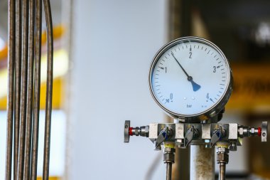 Monitör durumu için petrol ve gaz üretim süreci, sanayi iş, sanayi arka plan ve ölçüm yakından kısas ölçer basınç göstergesi.