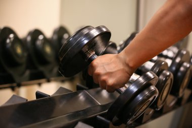 Elbiseler ve donatım spor salonu ya da jimnastik salonu, Oda sağlıklı insanlar, fitness ve spor salonunda Dumbbell için sakin ol.