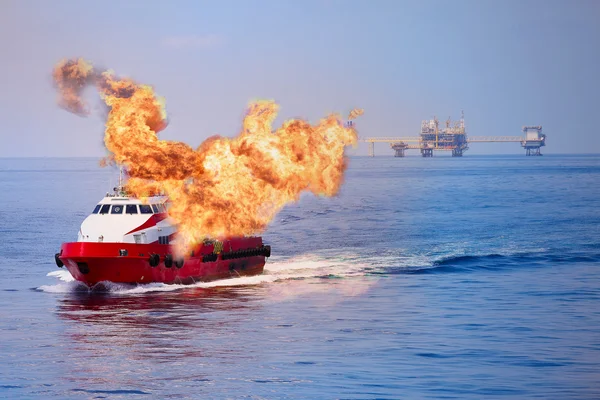 Eld brinnande på båten offshore olja och gas industri, akuta fall och brandman arbetar för skydd båt och arbetsområde — Stockfoto