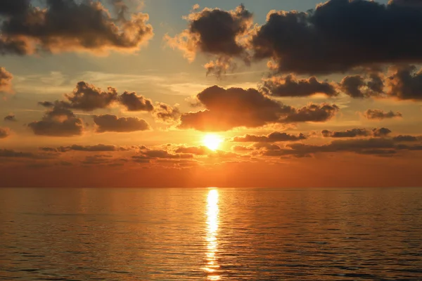 Fondo del cielo y área vacía para el texto, fondo de la naturaleza y sentirse bien en el crepúsculo o la mañana, fondo para la presentación . — Foto de Stock