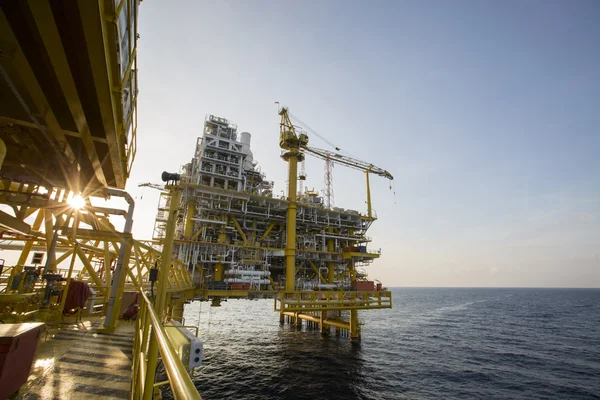 Морская строительная платформа для добычи нефти и газа, нефтегазовой промышленности и тяжелой работы, Производственная платформа и технологический процесс по ручному и автоматическому назначению, нефтяной и буровой промышленности и эксплуатации — стоковое фото