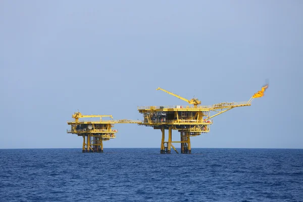 海上施工平台生产石油和天然气、 石油和天然气工业和辛勤工作，通过手动和自动功能、 石油钻机行业及操作的生产平台和操作过程 — 图库照片