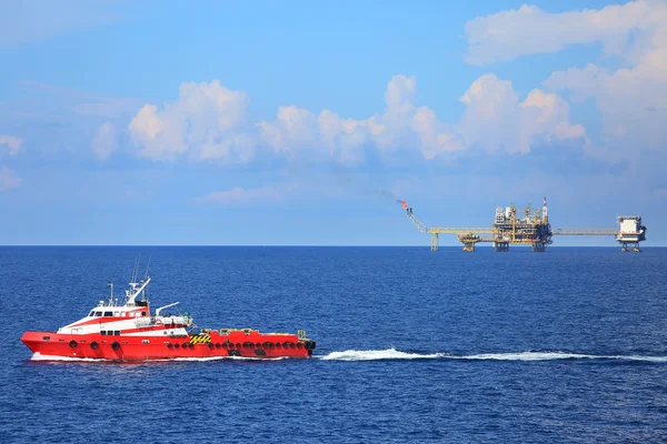 Leveren van boot overdracht lading naar olie-en gasindustrie en bewegende lading vanaf de boot naar het platform, de boot wachten overdracht lading en de bemanningen tussen olie en gas platform met de boot — Stockfoto