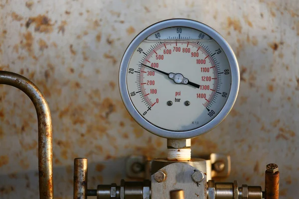 压力表在石油和天然气生产过程的监测情况，仪表的行业工作，行业背景和轨距特写中的措施. — 图库照片