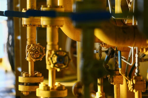 Valves manual in the process,Production process used manual valve to control the system,dirty or old manual valve,valve in oil and gas process and operated by operator,equipment in production process. — Stock Photo, Image