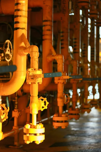 Valves manual in the process,Production process used manual valve to control the system,dirty or old manual valve,valve in oil and gas process and operated by operator,equipment in production process. — Stock Photo, Image