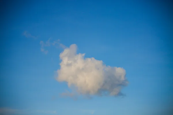 Fundo do céu e área vazia para texto, fundo da natureza e sentir-se bem no crepúsculo ou de manhã, fundo para apresentação . — Fotografia de Stock