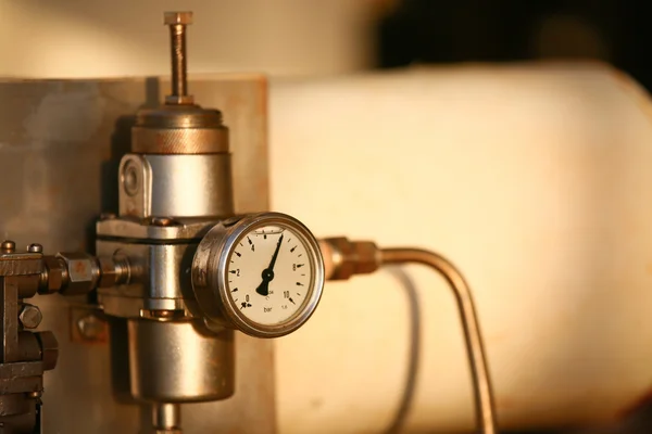 Manómetro en el proceso de producción de petróleo y gas para la condición del monitor, El manómetro para la medida en el trabajo de la industria, Fondo de la industria y calibre de primer plano . — Foto de Stock