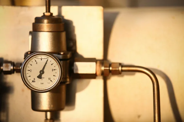 Manómetro en el proceso de producción de petróleo y gas para la condición del monitor, El manómetro para la medida en el trabajo de la industria, Fondo de la industria y calibre de primer plano . —  Fotos de Stock