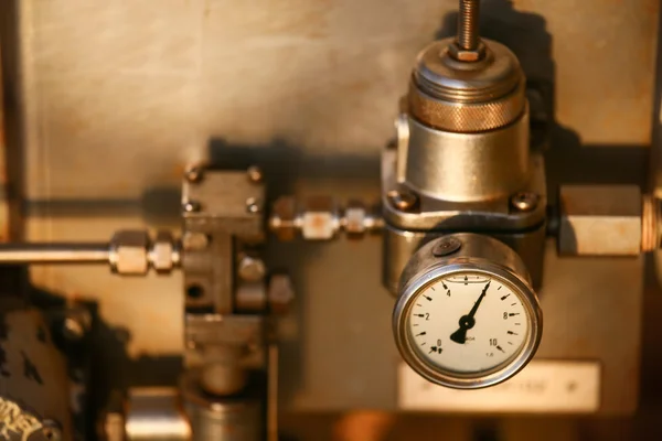 Manómetro en el proceso de producción de petróleo y gas para la condición del monitor, El manómetro para la medida en el trabajo de la industria, Fondo de la industria y calibre de primer plano . —  Fotos de Stock