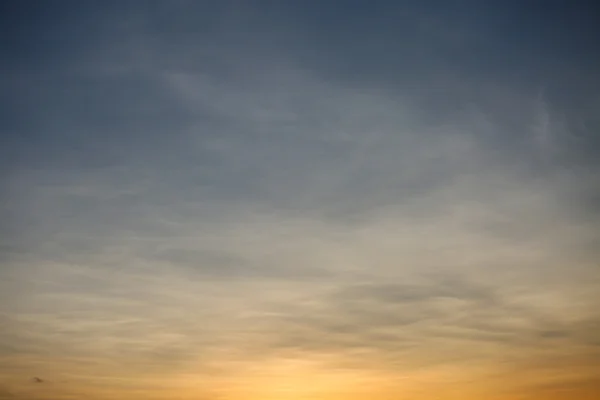 Fond du ciel et zone vide pour le texte, fond de la nature et se sentir bien au crépuscule ou le matin, fond pour la présentation . — Photo