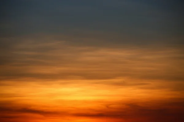 Fond du ciel et zone vide pour le texte, fond de la nature et se sentir bien au crépuscule ou le matin, fond pour la présentation . — Photo