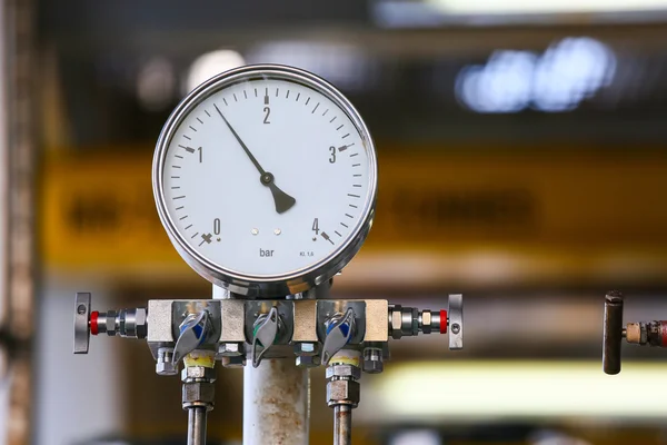 Manómetro en el proceso de producción de petróleo y gas para la condición del monitor, El manómetro para la medida en el trabajo de la industria, Fondo de la industria y calibre de primer plano . —  Fotos de Stock