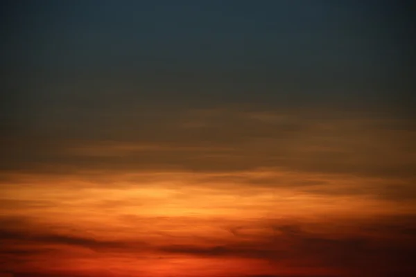 Fond du ciel et zone vide pour le texte, fond de la nature et se sentir bien au crépuscule ou le matin, fond pour la présentation . — Photo