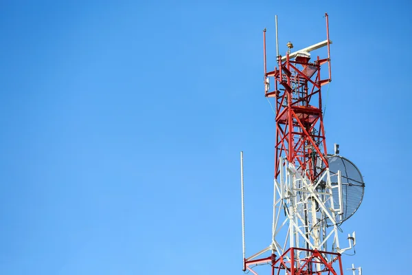 Torre de telecomunicaciones instalar equipos de comunicación para la señal enviada a la ciudad, Red de telecomunicaciones parabólica en la ciudad, comunicación de la industria . —  Fotos de Stock