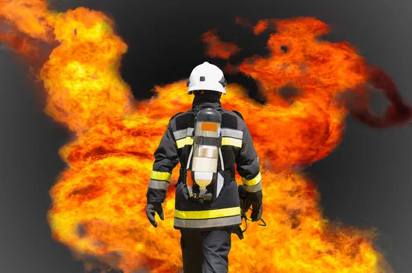 Fire fighter på olja och gas industri, framgångsrika brandman på arbete, brand kostym för fighter med eld och passar för skydda brandman, Security team när eld fall. — Stockfoto