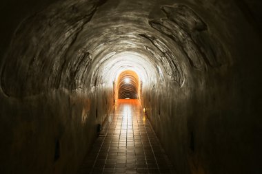 Tünel arka plan ve iş kavramı. eski tuğla ile tünel. Tünel ve kavram iş sonu başarıyla. gizem tünel veya gizemli yolu. Tünel zarar görmüş ve onarım için bekledi.