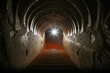 Tünel arka plan ve iş kavramı. eski tuğla ile tünel. Tünel ve kavram iş sonu başarıyla. gizem tünel veya gizemli yolu. Tünel zarar görmüş ve onarım için bekledi.