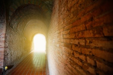 Tünel arka plan ve iş kavramı. eski tuğla ile tünel. Tünel ve kavram iş sonu başarıyla. gizem tünel veya gizemli yolu. Tünel zarar görmüş ve onarım için bekledi.