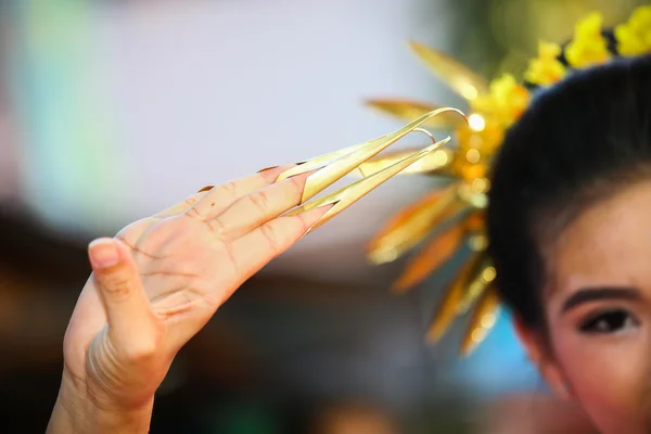 Thai nail dance en la provincia de chiangmai. Cultura tailandesa que se muestra en la cultura Holiday.Thailand por mujeres bailando o bailando uñas. Al norte de Tailandia cultura para mostrar el baile al turista. invisible en Tailandia . — Foto de Stock