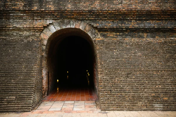 Tünel arka plan ve iş kavramı. eski tuğla ile tünel. Tünel ve kavram iş sonu başarıyla. gizem tünel veya gizemli yolu. Tünel zarar görmüş ve onarım için bekledi.