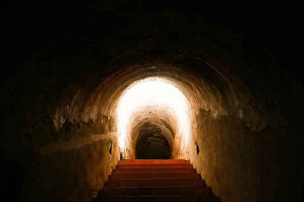 Fondo del túnel y concepto de negocio. túnel con ladrillo viejo. el final del negocio de túneles y conceptos con éxito. túnel misterioso o manera misteriosa. túnel dañado y esperado por la reparación . — Foto de Stock