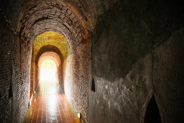 Fondo del túnel y concepto de negocio. túnel con ladrillo viejo. el final del negocio de túneles y conceptos con éxito. túnel misterioso o manera misteriosa. túnel dañado y esperado por la reparación . — Foto de Stock