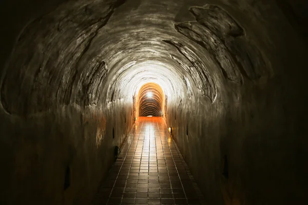 Fondo del túnel y concepto de negocio. túnel con ladrillo viejo. el final del negocio de túneles y conceptos con éxito. túnel misterioso o manera misteriosa. túnel dañado y esperado por la reparación . — Foto de Stock