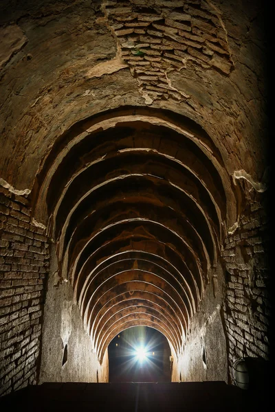 Fondo del túnel y concepto de negocio. túnel con ladrillo viejo. el final del negocio de túneles y conceptos con éxito. túnel misterioso o manera misteriosa. túnel dañado y esperado por la reparación . — Foto de Stock