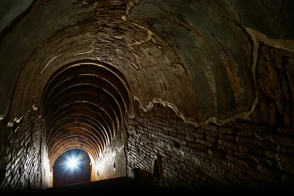 Fondo del túnel y concepto de negocio. túnel con ladrillo viejo. el final del negocio de túneles y conceptos con éxito. túnel misterioso o manera misteriosa. túnel dañado y esperado por la reparación . — Foto de Stock