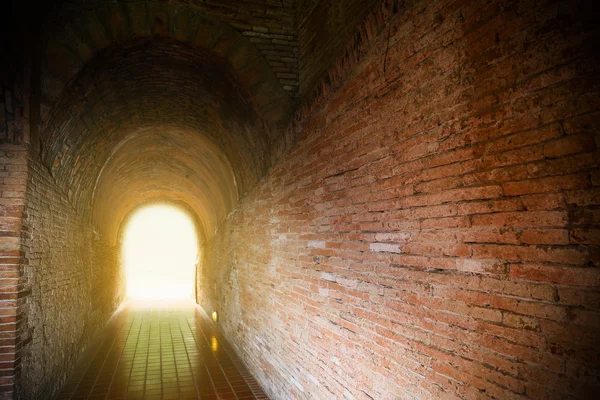 Tunel tło i koncepcji biznesowej. tunel z stare cegły. na końcu tunelu i koncepcji biznesowych pomyślnie. Tajemnica tunelu lub tajemnicą sposób. Tunel uszkodzony i czekał na naprawy. — Zdjęcie stockowe