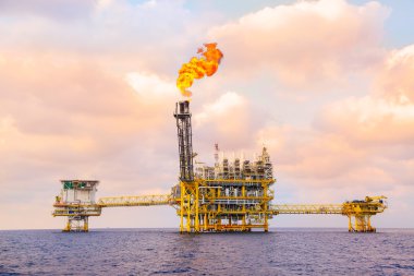 Üretim petrol ve gaz, petrol ve gaz endüstrisi ve sıkı çalışma, manuel ve otomatik işlevi, petrol ve teçhizat sanayi ve işletme tarafından üretim platformu ve işlem süreci için offshore inşaat platformu.