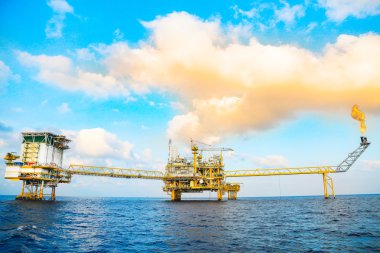 Üretim petrol ve gaz, petrol ve gaz endüstrisi ve sıkı çalışma, manuel ve otomatik işlevi, petrol ve teçhizat sanayi ve işletme tarafından üretim platformu ve işlem süreci için offshore inşaat platformu.