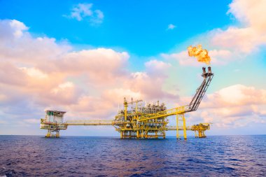 Üretim petrol ve gaz, petrol ve gaz endüstrisi ve sıkı çalışma, manuel ve otomatik işlevi, petrol ve teçhizat sanayi ve işletme tarafından üretim platformu ve işlem süreci için offshore inşaat platformu.