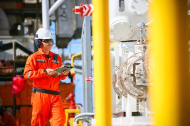 Operatör kayıt işlemi petrol ve teçhizat bitki, offshore petrol ve gaz endüstrisi, offshore petrol ve sondaj platformu denizde petrol ve gaz sürecin operatör izlemek üretim süreci, rutin günlük kaydı.