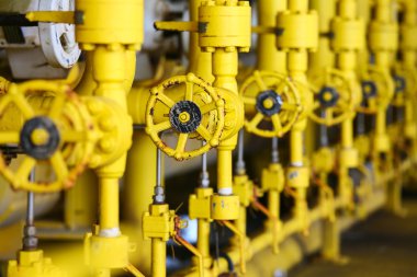 Üretim sürecinde kapakçık kullanma kılavuzu. Üretim süreci sistemi, operatörü açmak ve kapatmak için elle vanayı veya kontrol edilen basınç veya gaz ve petrol akış hızı için vanayı çalıştırır.