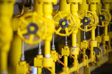 Üretim sürecinde kapakçık kullanma kılavuzu. Üretim süreci sistemi, operatörü açmak ve kapatmak için elle vanayı veya kontrol edilen basınç veya gaz ve petrol akış hızı için vanayı çalıştırır.